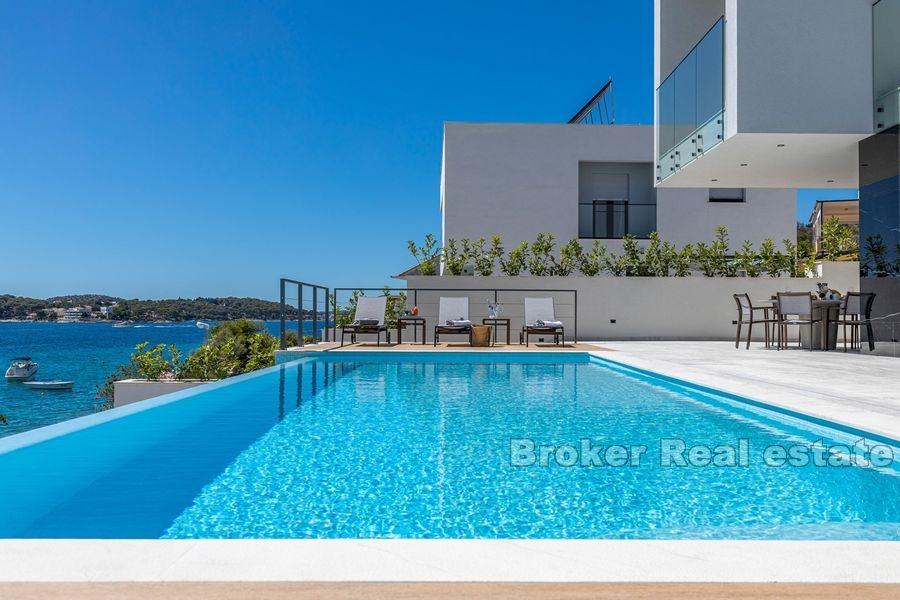 Neu gebaute moderne Villa mit Pool, erste Reihe zum Meer