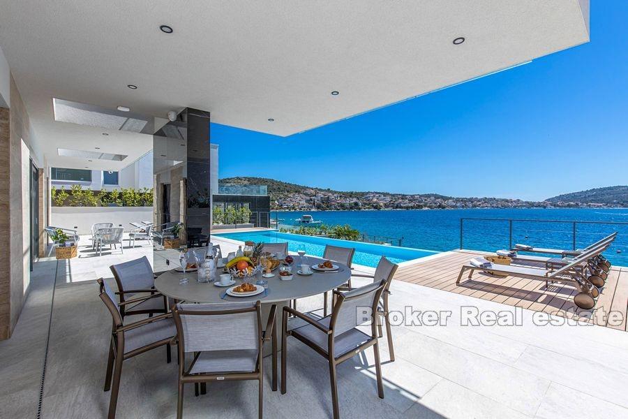 Nybyggd modern villa med pool, första raden mot havet