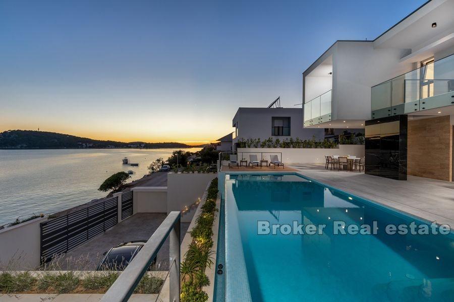 Villa moderne nouvellement construite avec piscine, première rangée de la mer