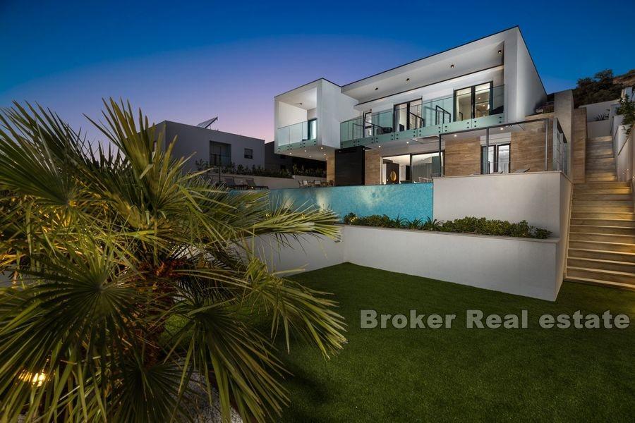 Villa moderne nouvellement construite avec piscine, première rangée de la mer