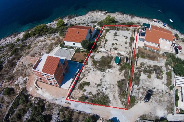 Building plot at first row to the sea
