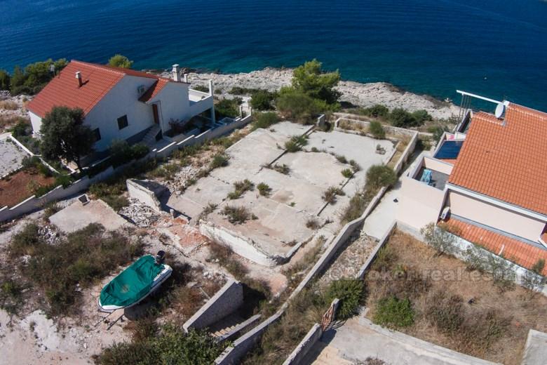 Building plot at first row to the sea