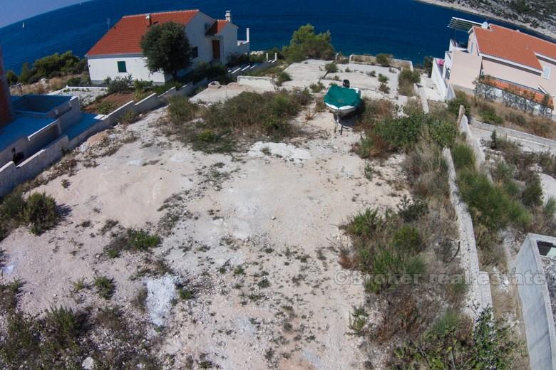 Building plot at first row to the sea