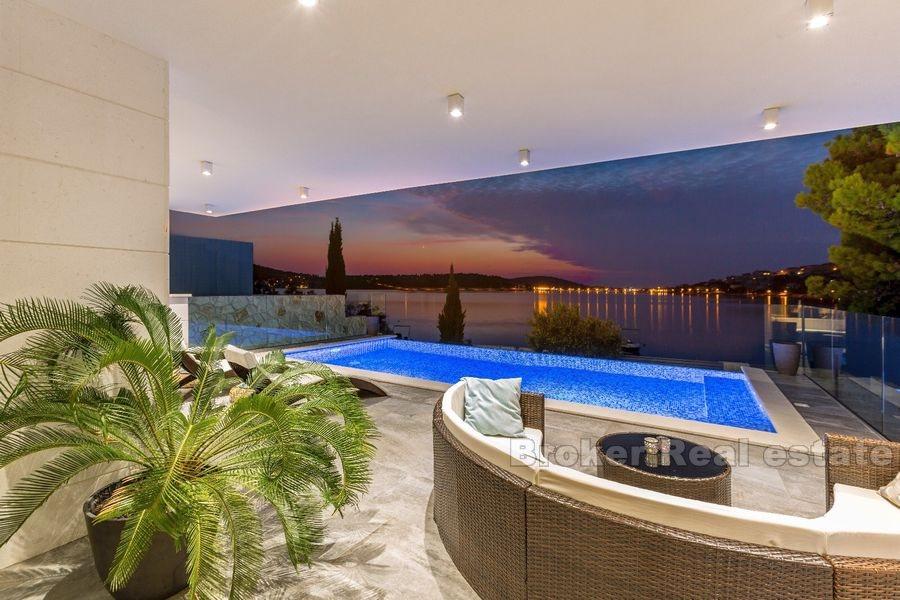 Modern villa med pool, första raden till havet