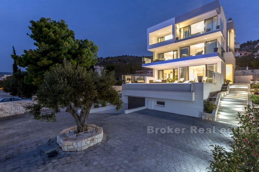 Modern villa med pool, första raden till havet