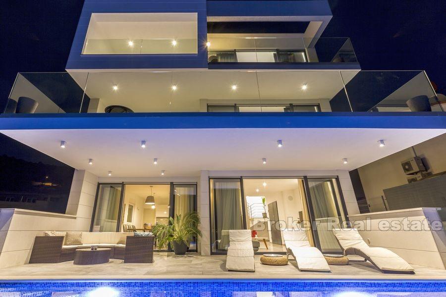 Modern villa med pool, första raden till havet