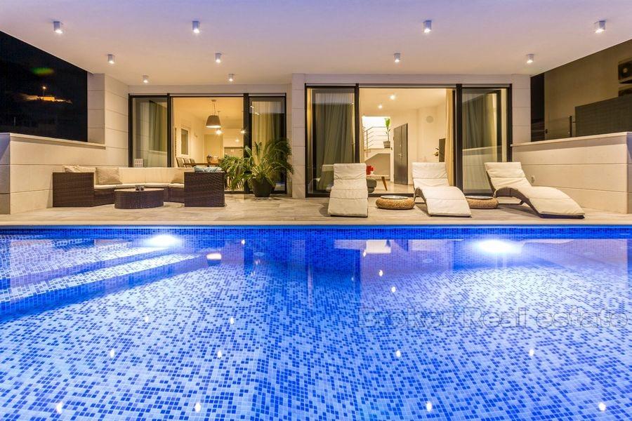 Moderne villa med svømmebasseng, første rad til sjøen