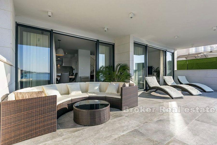 Современная вилла с бассейном, первый ряд от моря