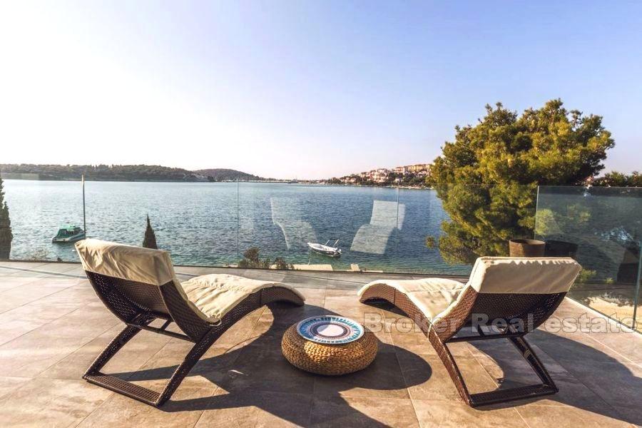 Современная вилла с бассейном, первый ряд от моря