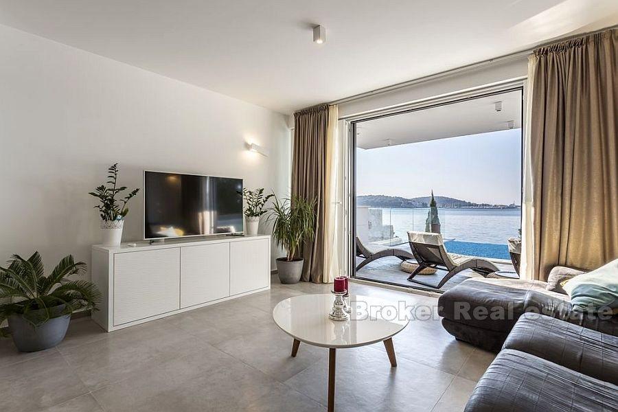 Современная вилла с бассейном, первый ряд от моря