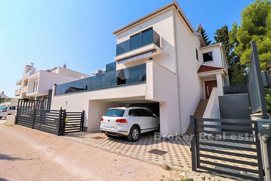 Newly built house with pool and sea view