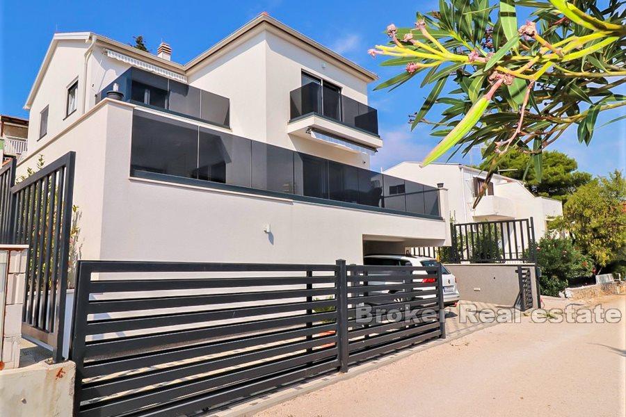 Novoizgrađena kuća s bazenom i pogledom na more