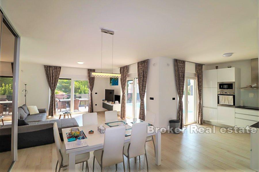 Casa di nuova costruzione con piscina e vista mare