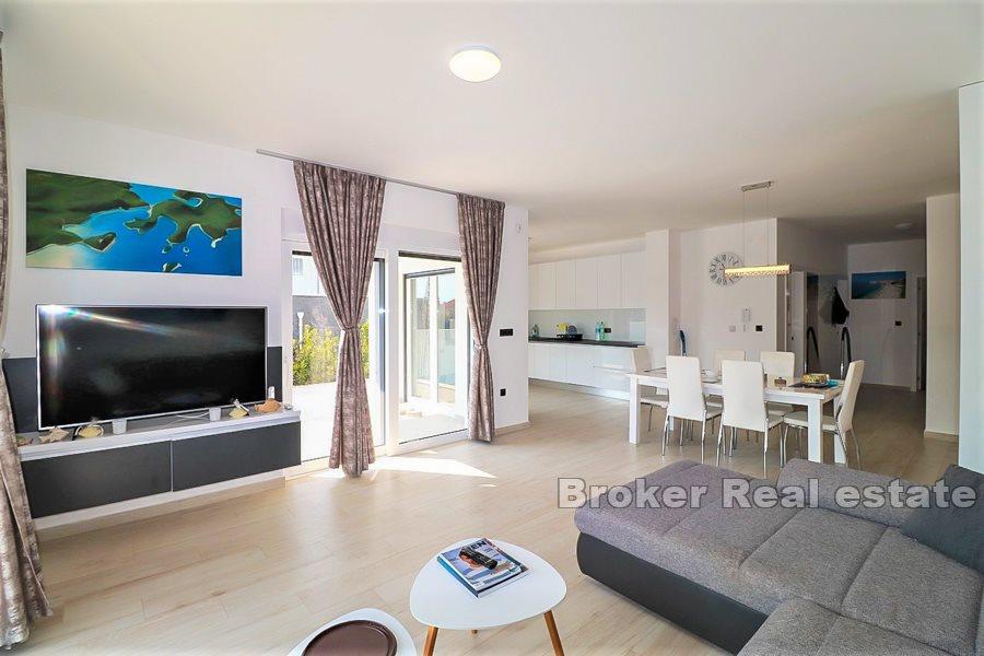 Novoizgrađena kuća s bazenom i pogledom na more