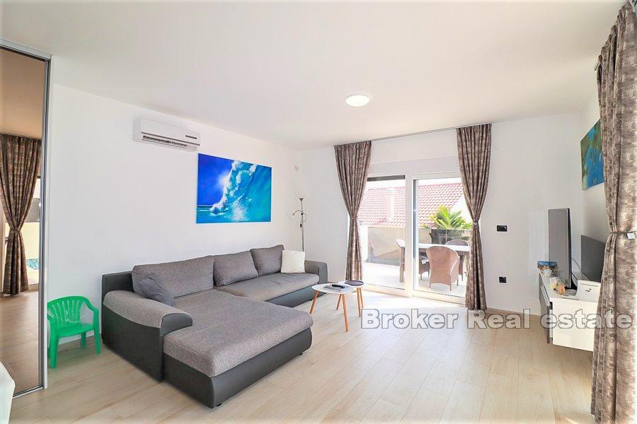 Casa di nuova costruzione con piscina e vista mare