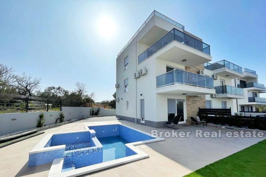Semi-detached house with sea view and pool