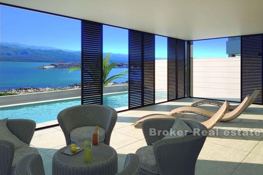 Penthouse with pool, first row to the sea