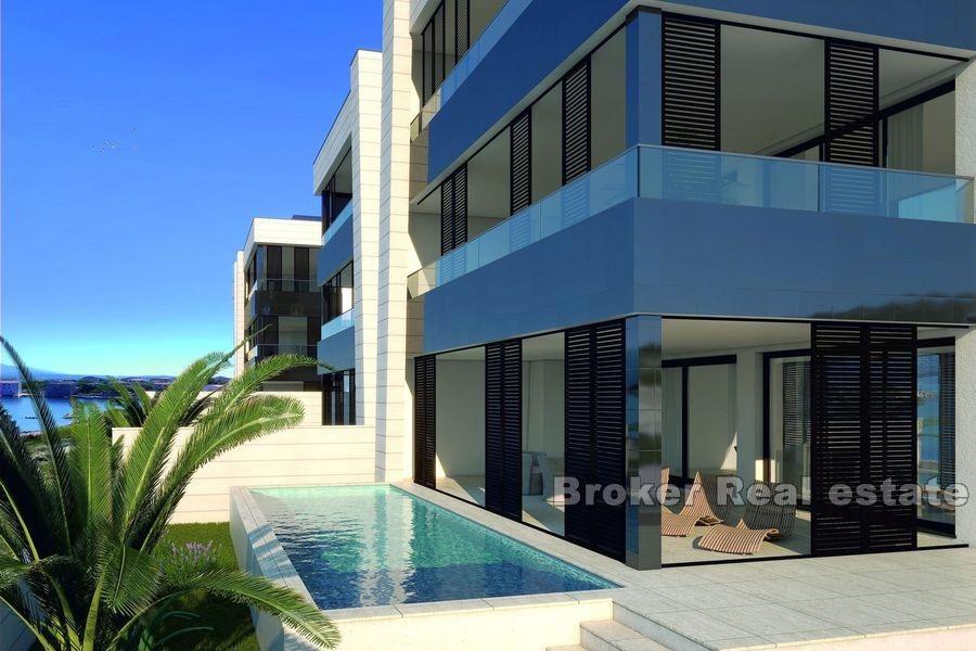 Penthouse with pool, first row to the sea