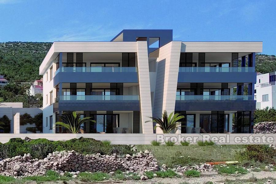 Takvåning med pool, första raden mot havet