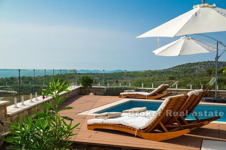 Villa med pool och havsutsikt