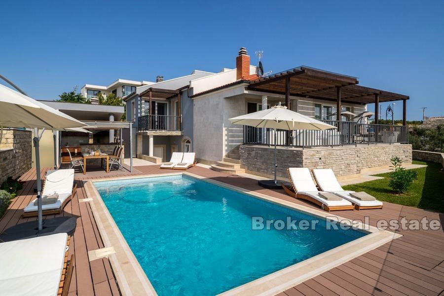 Villa con piscina e vista mare