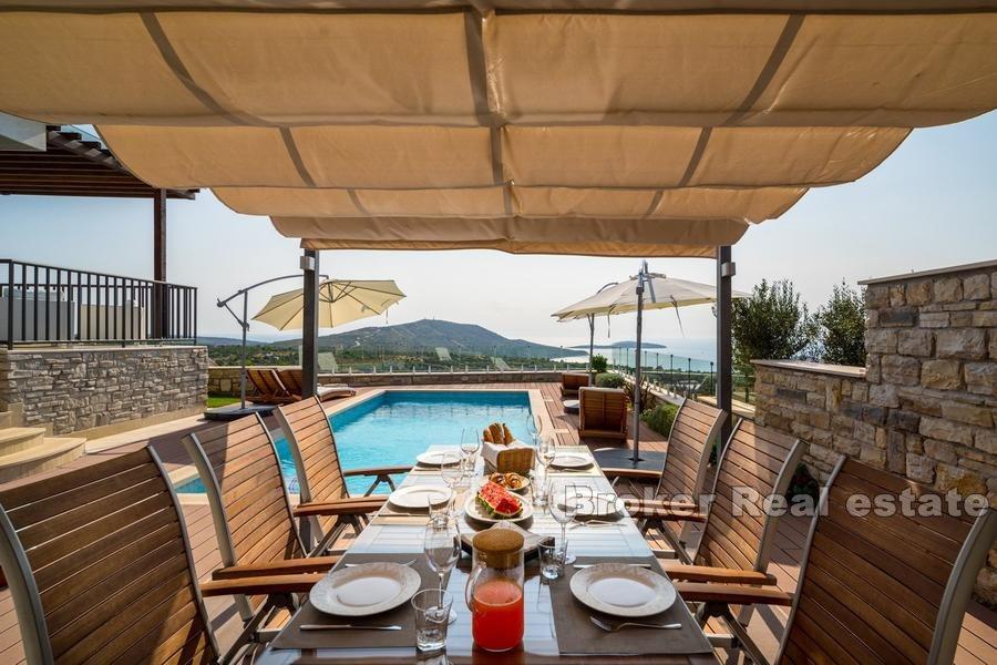 Villa mit Pool und Meerblick