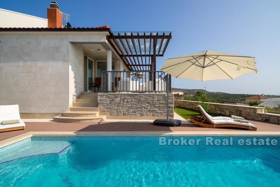 Villa con piscina e vista mare