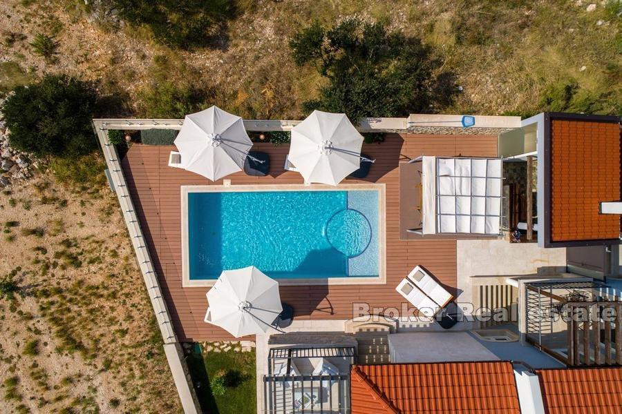 Villa con piscina e vista mare