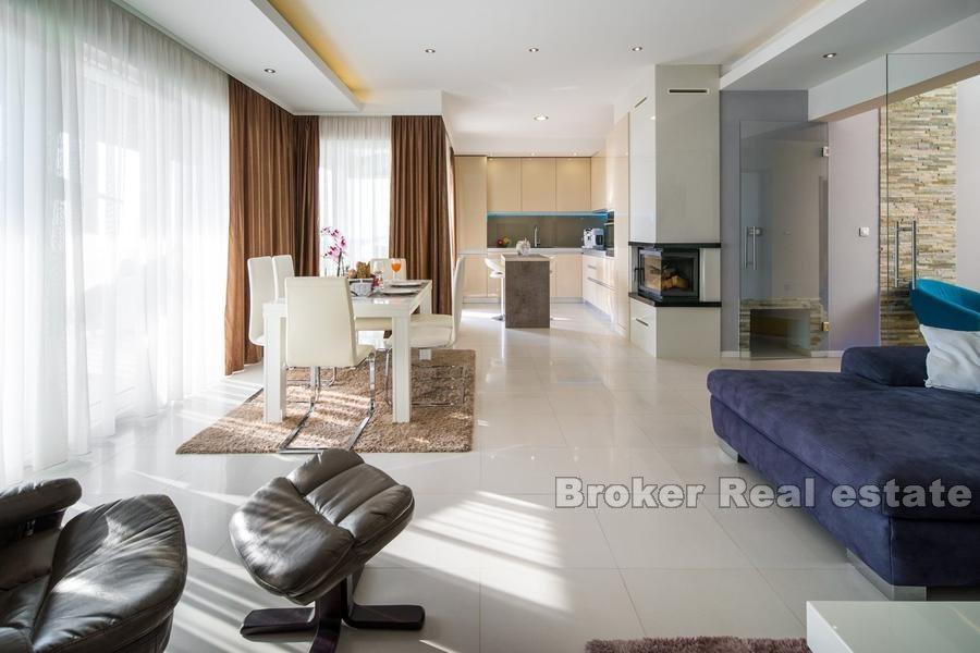 Willa z basenem i widokiem na morze