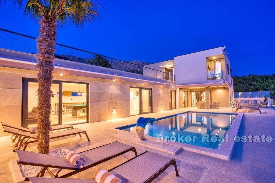 Luxusvilla mit Pool und Meerblick