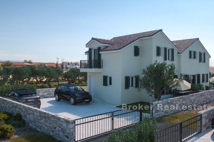 Haus mit Wohnungen im Bau in der Nähe von Šibenik