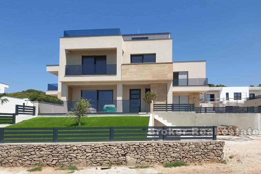 Maison avec terrasse sur le toit et vue mer