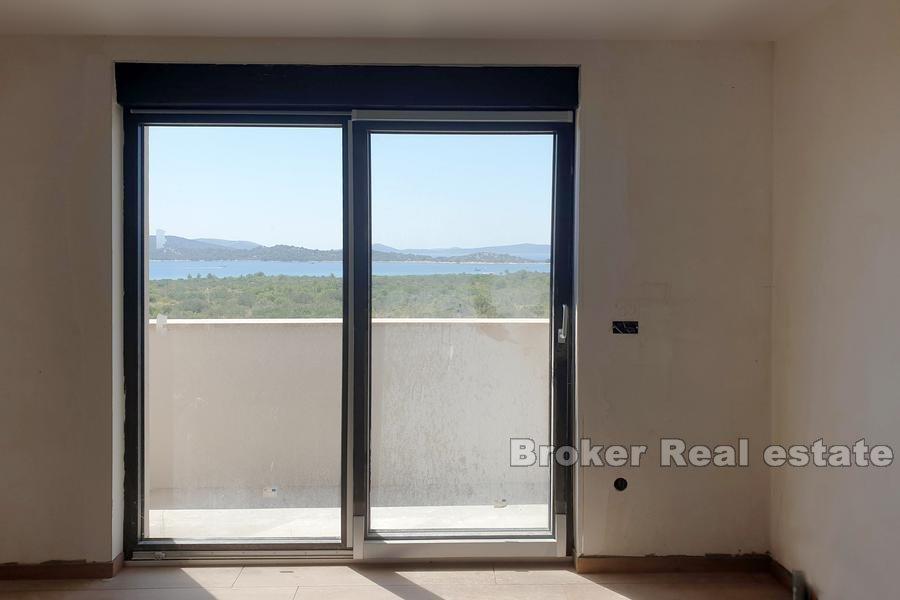 House with roof terrace and sea view