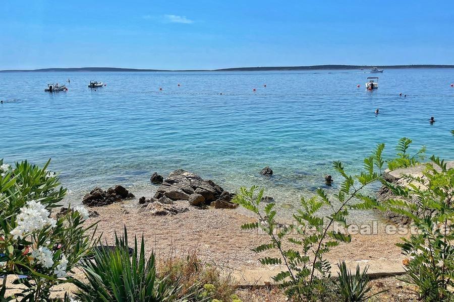 Villa mit Luxusappartements, erste Reihe zum Meer