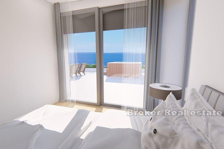 Villa con appartamenti di lusso, prima fila al mare