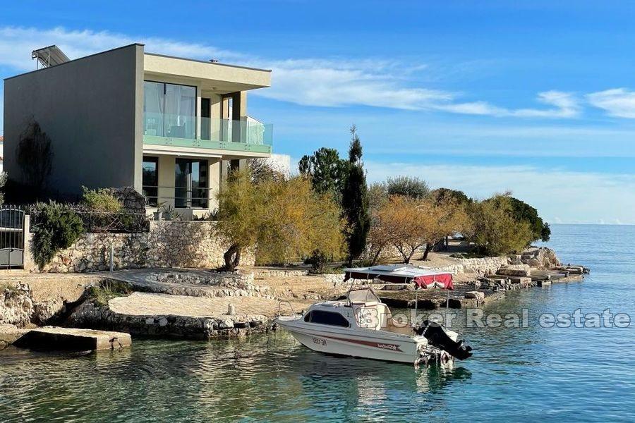 House first row to the sea