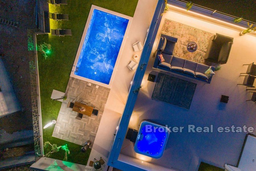 Новая современная вилла с бассейном