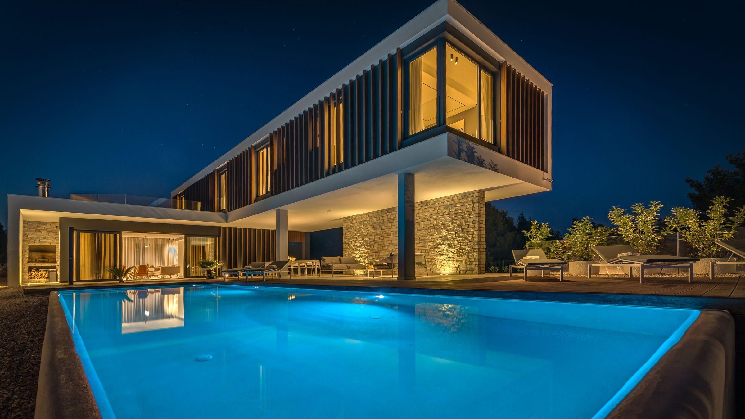 Willa z basenem i widokiem na morze