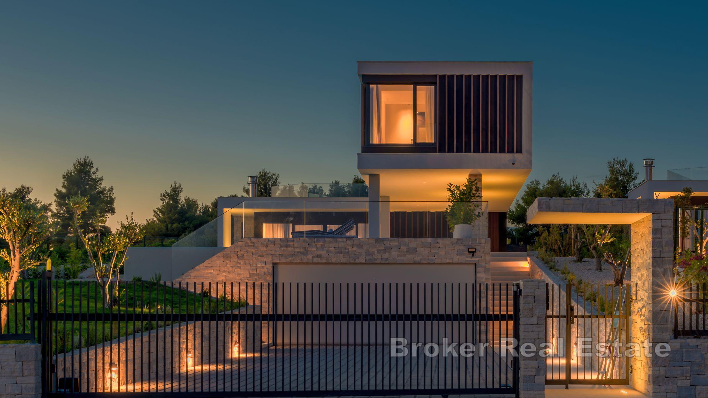 Willa z basenem i widokiem na morze