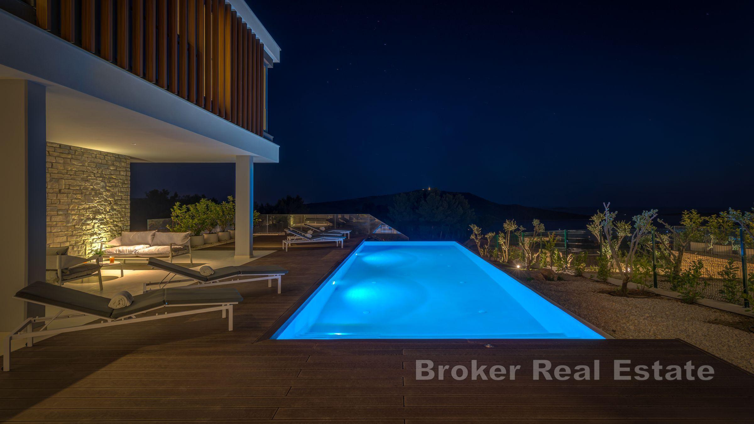 Willa z basenem i widokiem na morze