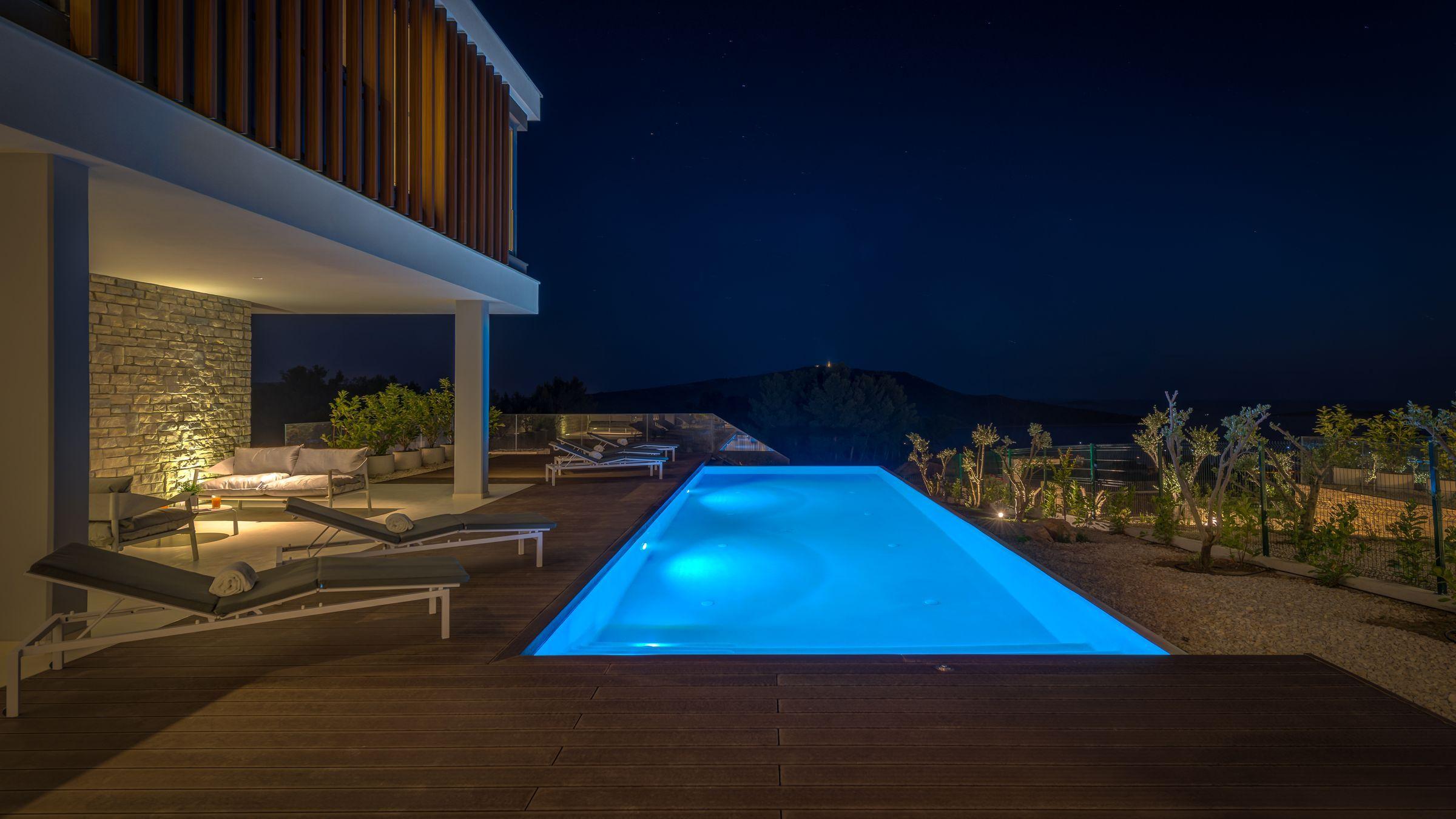 Willa z basenem i widokiem na morze