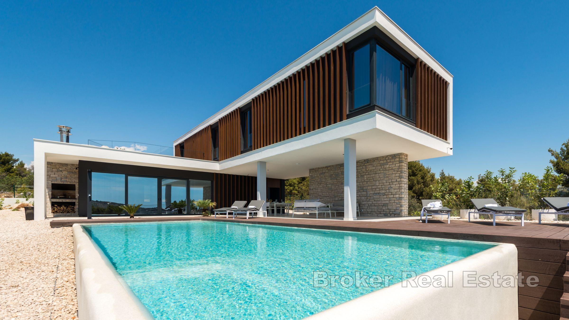 Willa z basenem i widokiem na morze