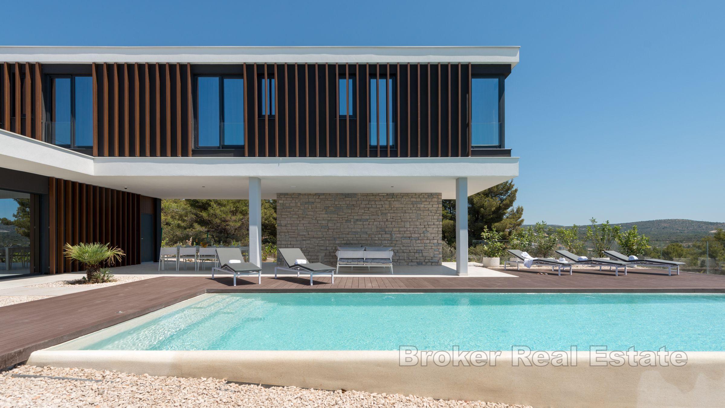 Willa z basenem i widokiem na morze