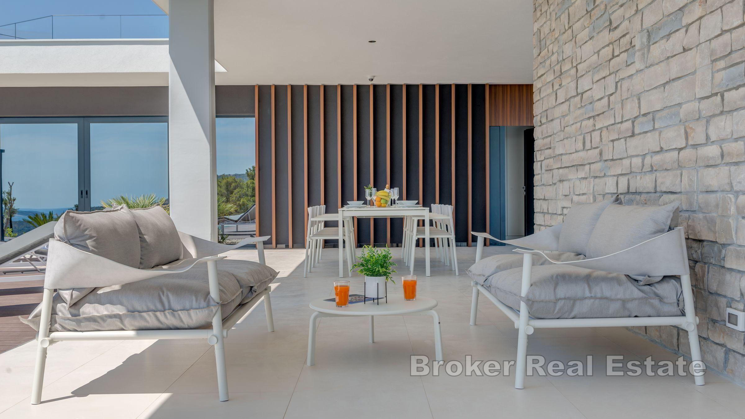 Willa z basenem i widokiem na morze