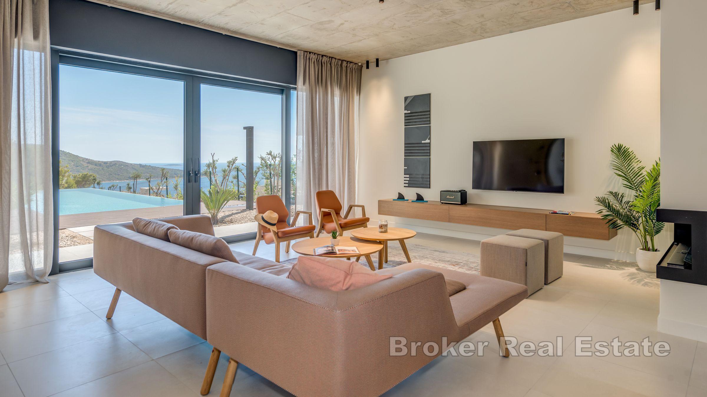 Willa z basenem i widokiem na morze