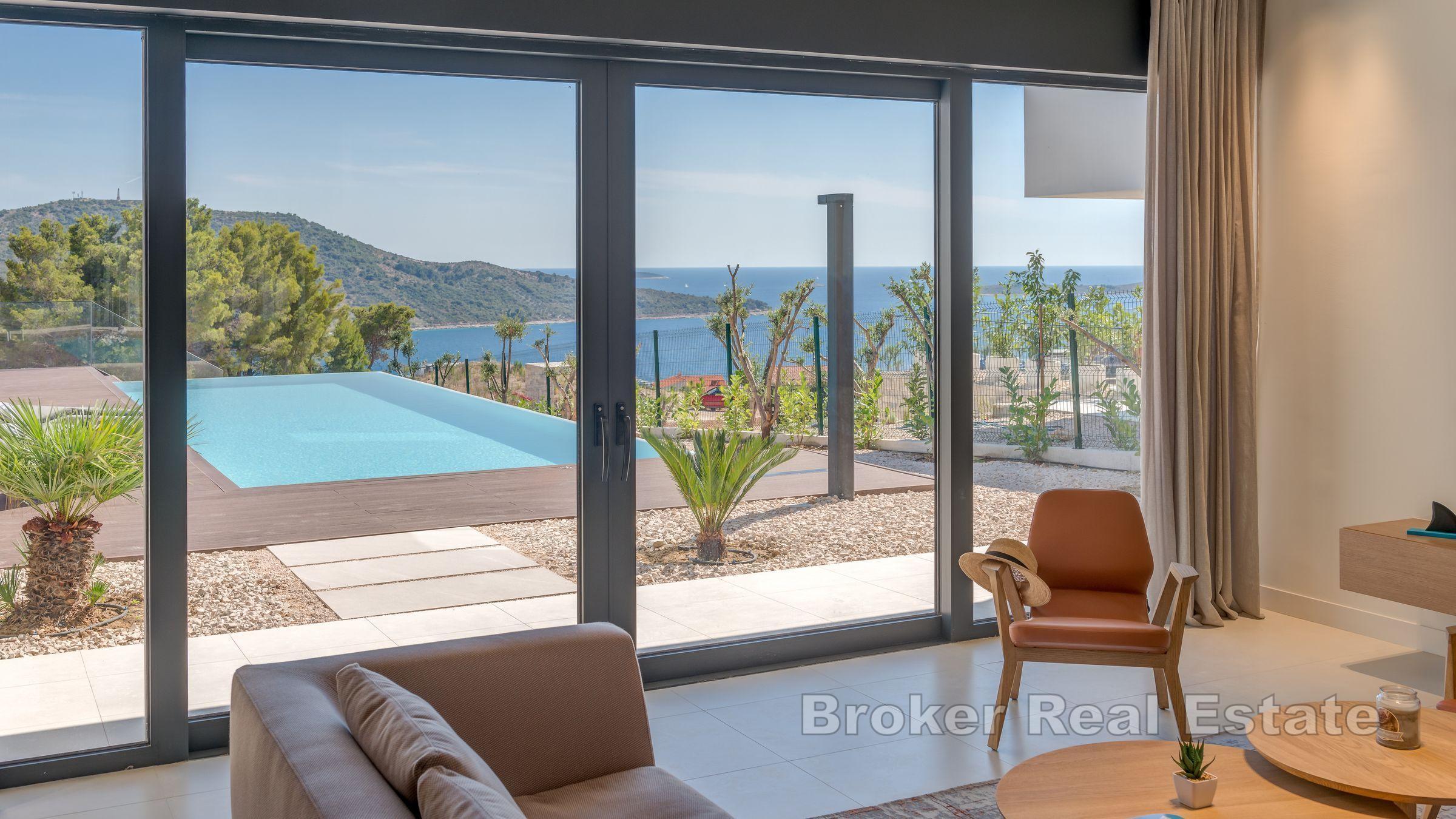 Willa z basenem i widokiem na morze