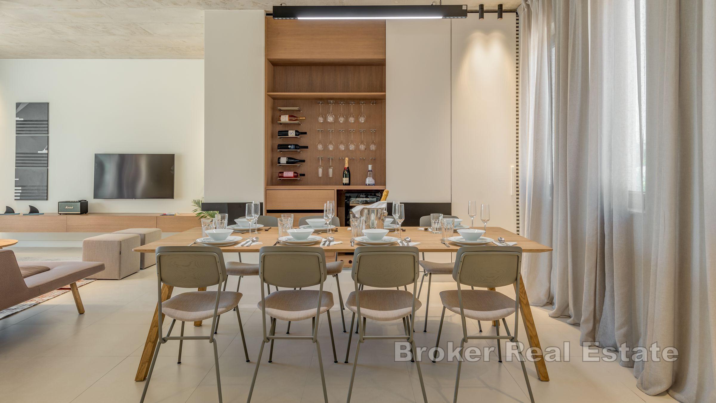 Willa z basenem i widokiem na morze