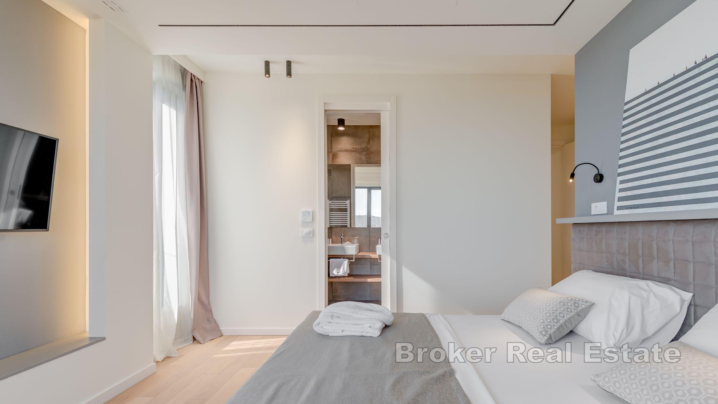 Willa z basenem i widokiem na morze