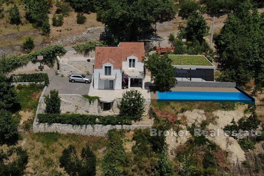Jedinstvena nekretnina s bazenom i pogledom na more