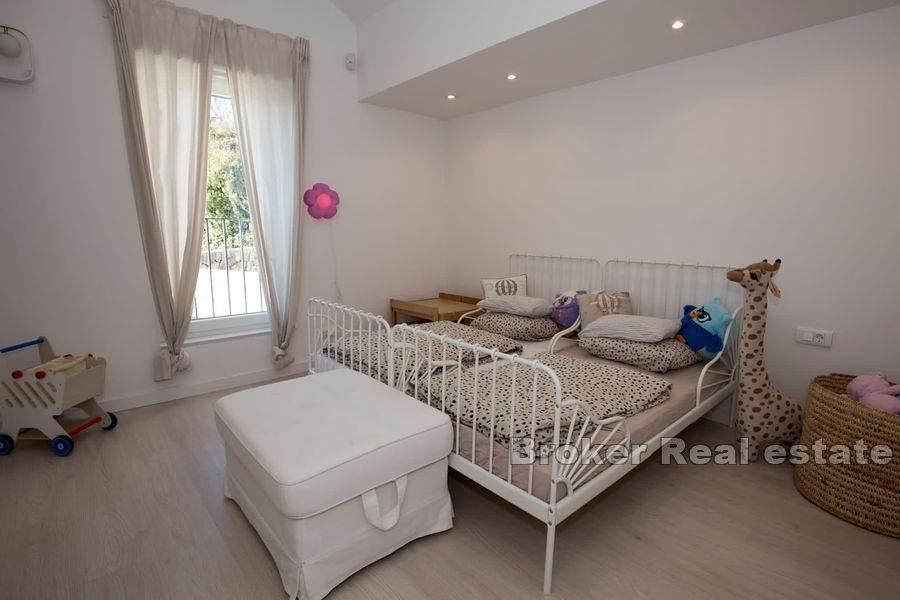 Jedinstvena nekretnina s bazenom i pogledom na more